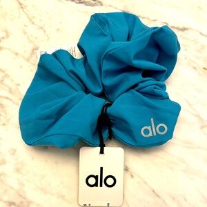 NWT Alo Scrunchie